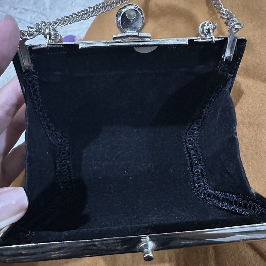 Silver Metal Evening Clutch Bag (Category: Clutches) located in Kawit. Submitted by wevibevintage (Listing ID 1464272195, Image 3). Description: 4.5 x 4 inches.