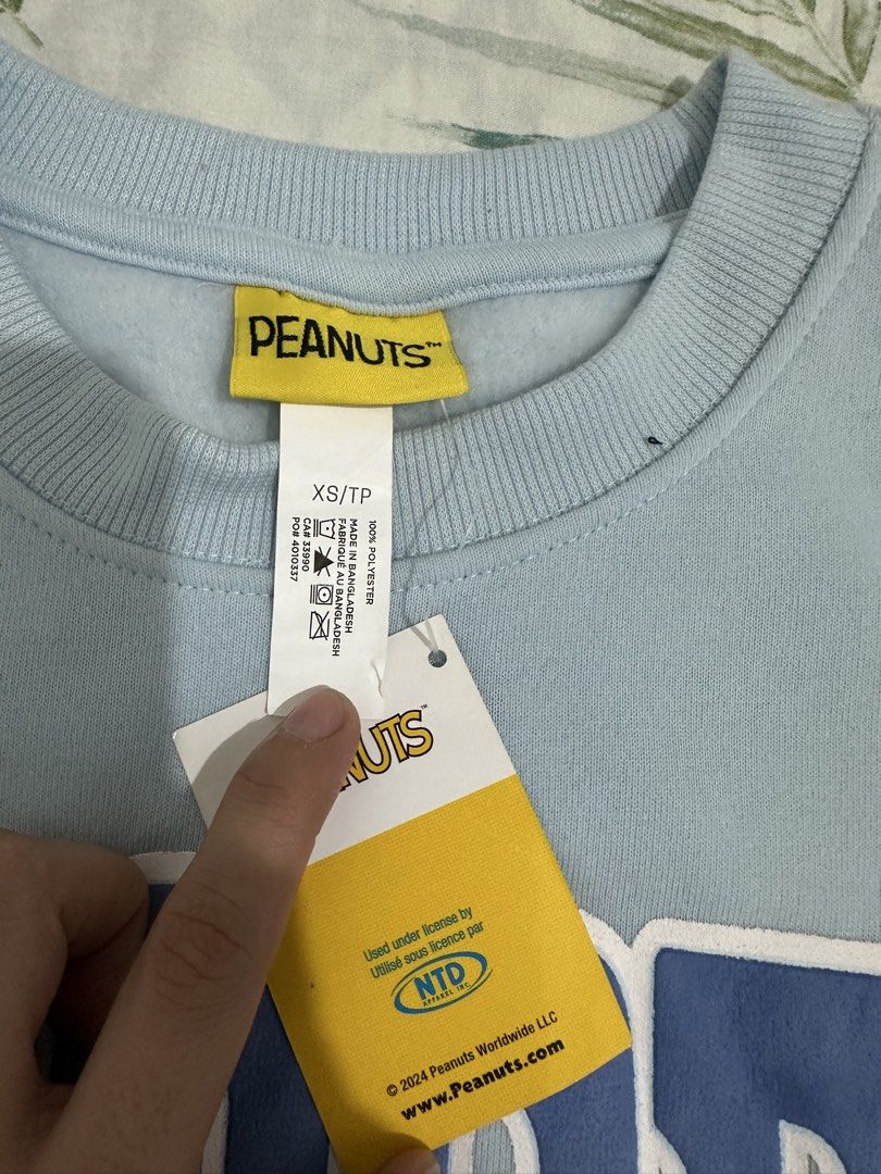 Snoopy sweatshirt (Category: Coats, Jackets and Outerwear) located in Quezon City. Submitted by sheen_pagayon (Listing ID 1464204541, Image 3). Description: XS on tag but fits up to LARGE.