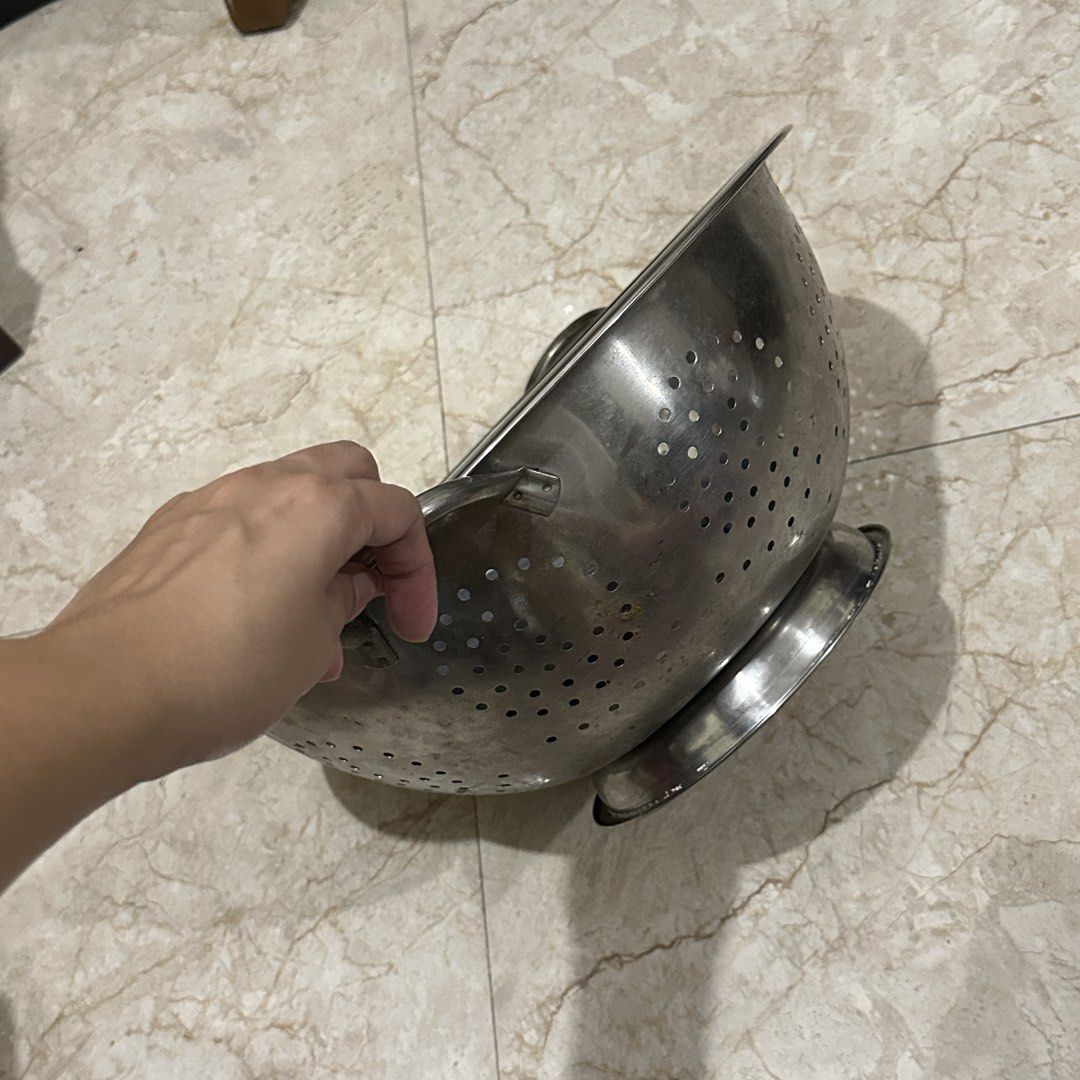 Stainless Steel Colander with Collapsible Silicone Strainer Insert (Category: Cookware & Accessories) located in Kawit. Submitted by wevibevintage (Listing ID 1464300463, Image 3). Description: 14 inches.