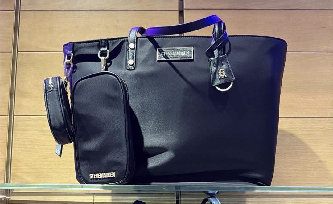 Steve Madden BJUDE NYLON TOTEBAG (Category: Tote Bags) located in Cagayan de Oro. Submitted by ainkee (Listing ID 1464145164, Image 1). Description: Material: Crafted from a durable nylon outer shell with a soft polyester inner lining.Features: Includes a spacious classic tote layout equipped with detachable accessories, including a smaller rounded coin pouch and a larger rectangular zipper case mounted on the shoulder strap.Dimensions: Approxima