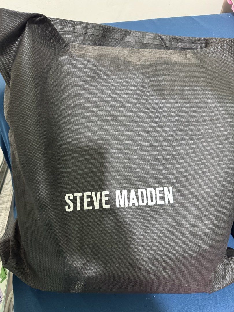 Steve Madden BJUDE NYLON TOTEBAG (Category: Tote Bags) located in Cagayan de Oro. Submitted by ainkee (Listing ID 1464145164, Image 2). Description: Material: Crafted from a durable nylon outer shell with a soft polyester inner lining.Features: Includes a spacious classic tote layout equipped with detachable accessories, including a smaller rounded coin pouch and a larger rectangular zipper case mounted on the shoulder strap.Dimensions: Approxima