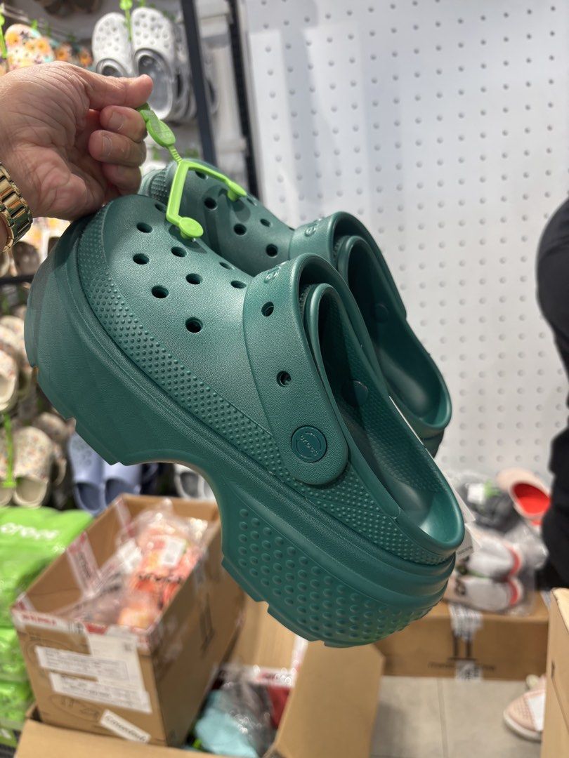 Stomp Clogs w8 (Category: Wedges) located in Marikina City. Submitted by joanneariate (Listing ID 1464250963, Image 2). Description: W8 Brand new Stomp Clogs Emerald green.