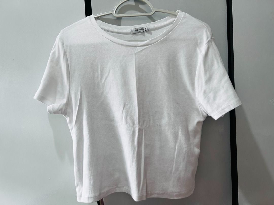 Stradivarius Basic White Cropped Tee (Category: Shirts) located in Pasig City. Submitted by ladyleslieisletavelarde4902 (Listing ID 1464225277, Image 1). Description: Essential plain white short-sleeve crop tee. Super versatile, comfortable, and easy to pair with any bottom! Brand: Stradivarius Tag Size: Tag Size: XL (EUR XL / USA XL / MEX 32)| Fits in Medium Purchase direct from store. MOP: Gcash / Bank Transfer Delivery: SF shouldered by buyer 