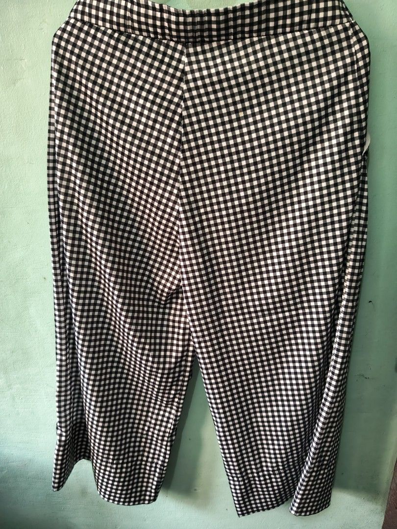 Stradivarius Black and White Gingham Culottes (Category: Skirts) located in Mandaluyong City. Submitted by locolady (Listing ID 1464166461, Image 3). Description: - Stradivarius culottes - Classic black and white gingham pattern - High-waisted with drawstring tie - Wide leg, cropped length - Comfortable and stylish for everyday wear - Easy to pair with various tops.