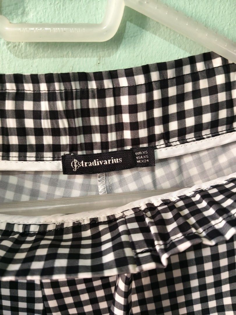 Stradivarius Black and White Gingham Culottes (Category: Skirts) located in Mandaluyong City. Submitted by locolady (Listing ID 1464166461, Image 2). Description: - Stradivarius culottes - Classic black and white gingham pattern - High-waisted with drawstring tie - Wide leg, cropped length - Comfortable and stylish for everyday wear - Easy to pair with various tops.