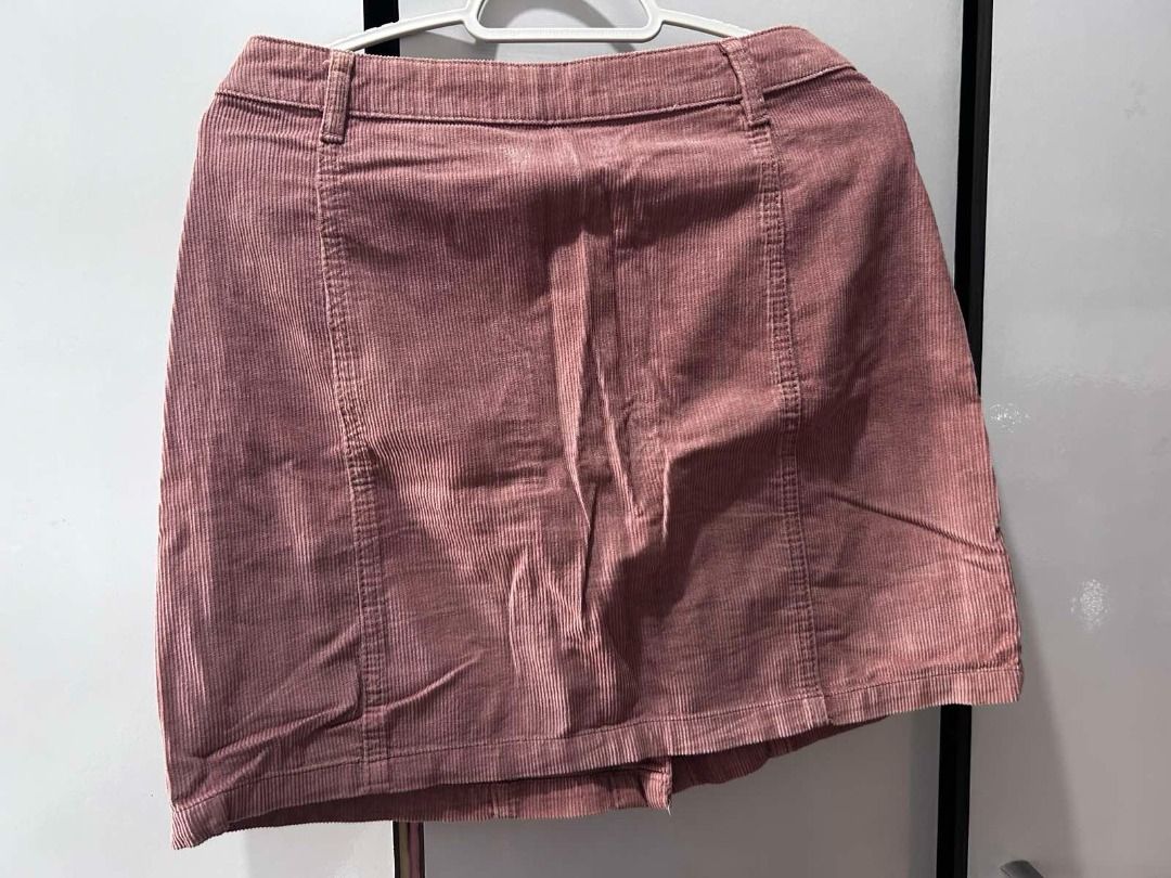 Stradivarius Pink Corduroy Button-Front Mini Skirt (Category: Skirts) located in Pasig City. Submitted by ladyleslieisletavelarde4902 (Listing ID 1464141755, Image 2). Description: A retro-inspired staple featuring soft corduroy fabric and stylish front button closures Brand: Stradivarius Color: Dusty Pink / Rose Tag Size: EUR 36 | USA 04 | MEX 26 Purchase direct from store. MOP: Gcash / Bank Transfer Delivery: SF shouldered by buyer .