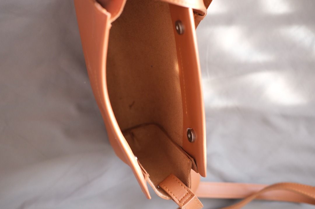 Straightforward Crossbody (Category: Cross-body Bags) located in Makati City. Submitted by thunderhippo (Listing ID 1464217114, Image 2). Description: .