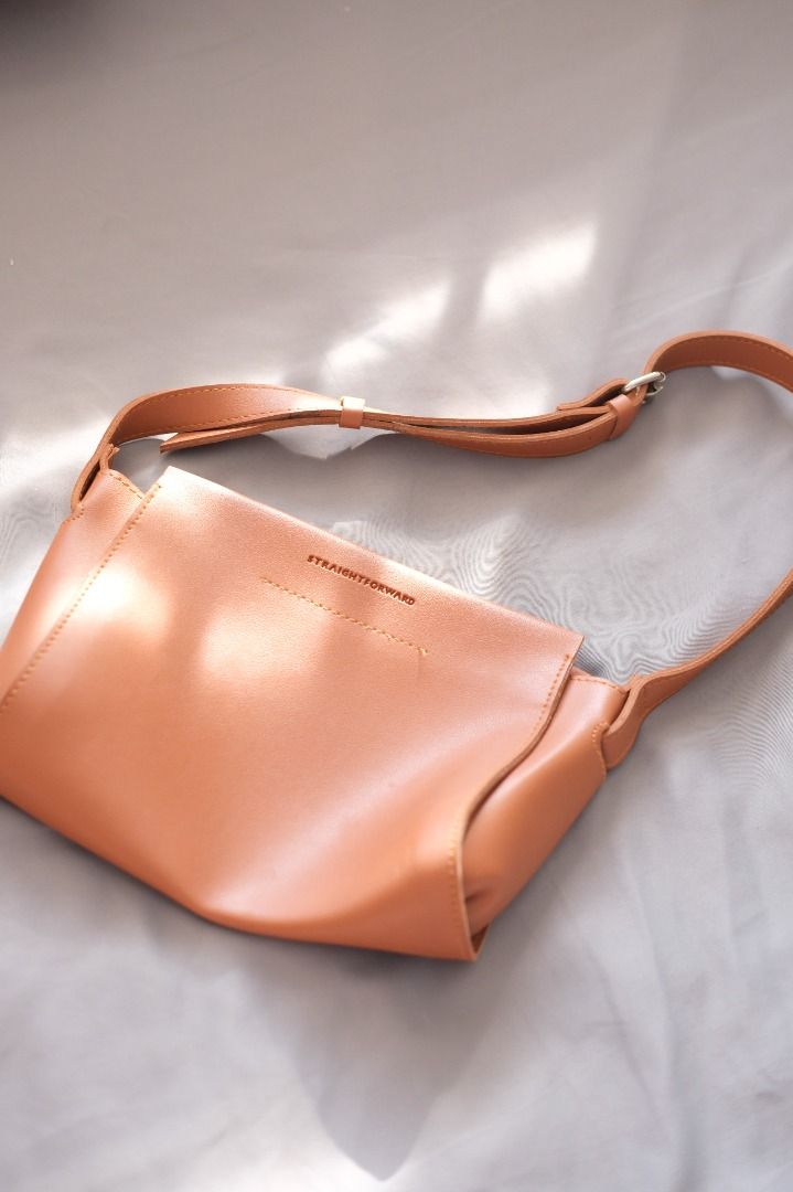 Straightforward Crossbody (Category: Cross-body Bags) located in Makati City. Submitted by thunderhippo (Listing ID 1464217114, Image 1). Description: .