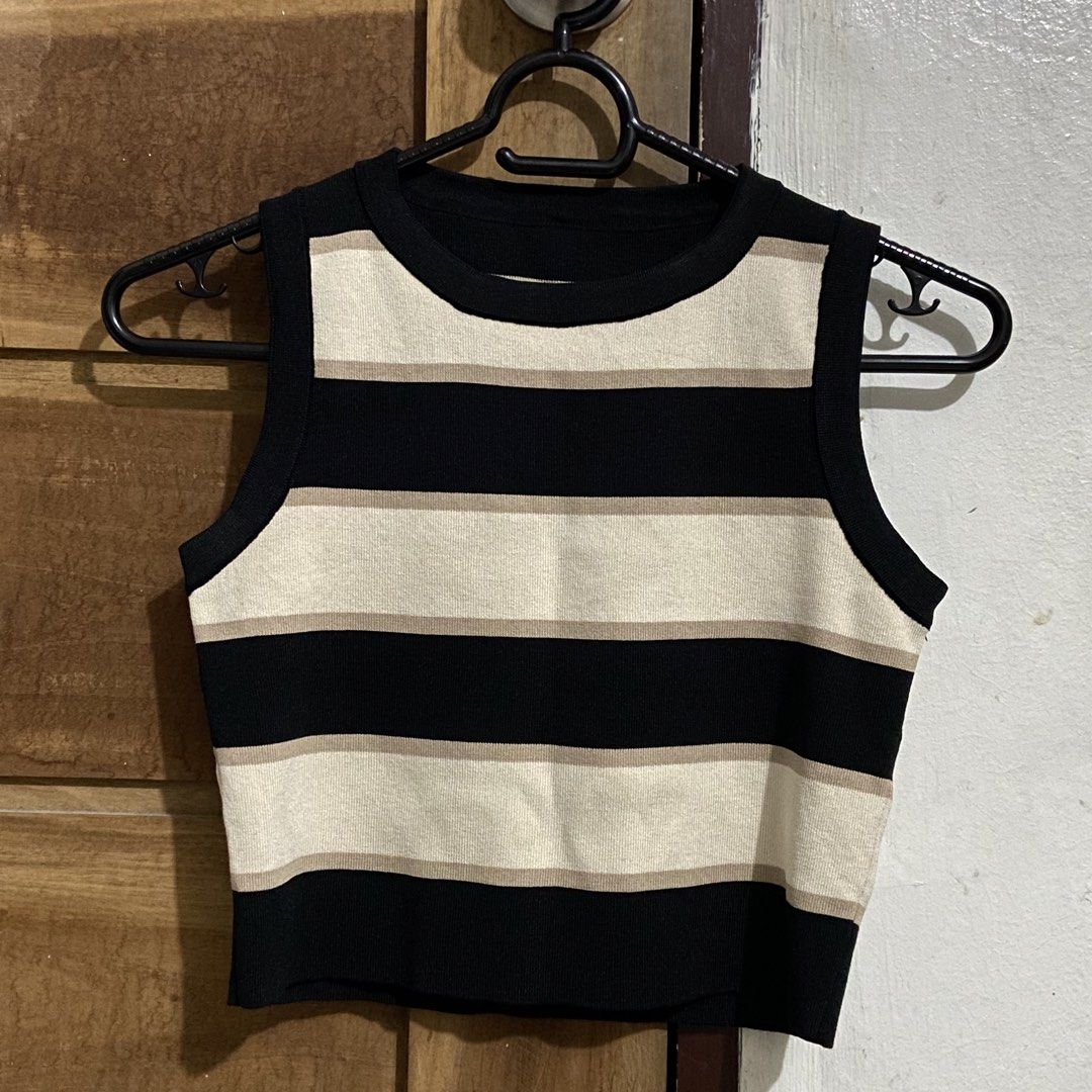 Striped Sleeveless Knit Crop Top (Category: Sleeveless) located in Valenzuela. Submitted by _1011100 (Listing ID 1464284969, Image 1). Description: - Black and cream striped knit top - Sleeveless design - Round neckline - Cropped length - Ideal for pairing with high-waisted bottoms - Comfortable and stylish for casual wear.