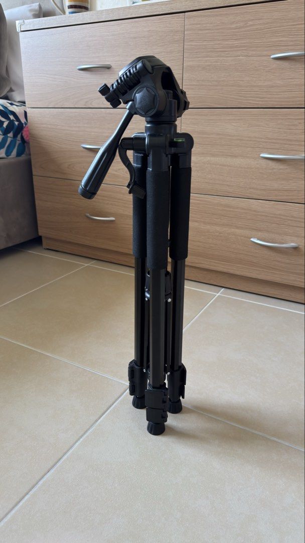 Sturdy Camera / Phone Professional tripod (Category: Other Accessories) located in Taguig. Submitted by kkatnic18 (Listing ID 1464212476, Image 1). Description: Brand new, never used, stored only - metal frame - very sturdy - extendable - w free carrying case - can attach a phone holder Loc: taguig Can ship via lalamove or grab.