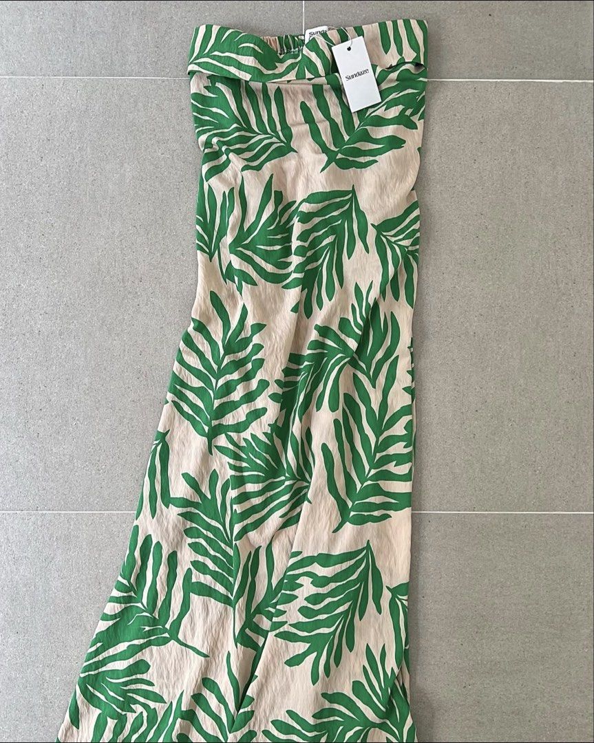 Sundaze Green Leaf Midi Dress (Category: Dresses) located in Manila. Submitted by cldluxefinds (Listing ID 1464270544, Image 2). Description: - 100% original - Bought on Instagram - Small size - No issue LAST PRICE.
