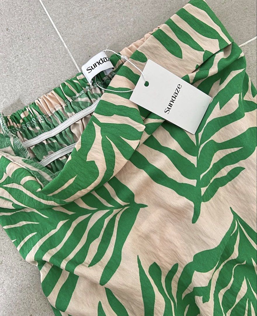 Sundaze Green Leaf Midi Dress (Category: Dresses) located in Manila. Submitted by cldluxefinds (Listing ID 1464270544, Image 3). Description: - 100% original - Bought on Instagram - Small size - No issue LAST PRICE.