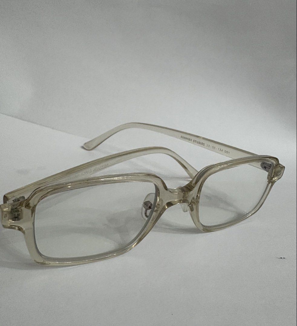 Sunnies Studios Idris Jellyfish 🤍 (Category: Sunglasses & Eyewear) located in Mexico. Submitted by ellapopmart (Listing ID 1464277819, Image 2). Description: Sunnies Studios Idris Jellyfish 🤍 • Original Sunnies Studios • Model: Idris • Color: Jellyfish • Code: AR0035RP • Clear/translucent square frame • Blue-light / anti-radiation lenses • Comes with original Sunnies Studios hard case Condition: Good pre-owned condition. Please check photos for