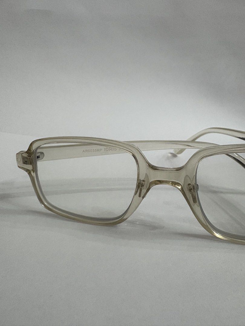Sunnies Studios Idris Jellyfish 🤍 (Category: Sunglasses & Eyewear) located in Mexico. Submitted by ellapopmart (Listing ID 1464277819, Image 1). Description: Sunnies Studios Idris Jellyfish 🤍 • Original Sunnies Studios • Model: Idris • Color: Jellyfish • Code: AR0035RP • Clear/translucent square frame • Blue-light / anti-radiation lenses • Comes with original Sunnies Studios hard case Condition: Good pre-owned condition. Please check photos for