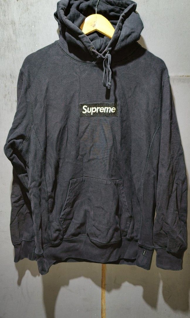 SUPREME BOGO BLACK HOODIE (Category: Luxury Apparel) located in Makati City. Submitted by updownthrift (Listing ID 1464326490, Image 1). Description: NO ISSUE NEED WASH.