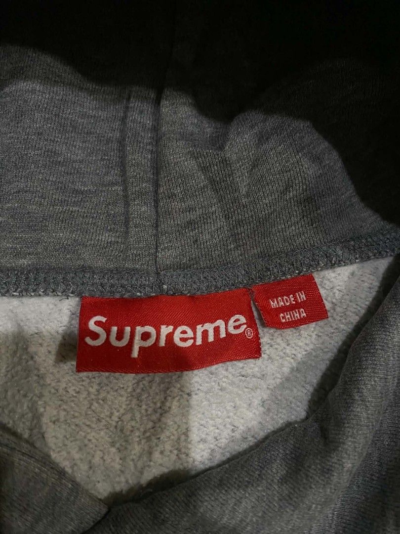 Supreme Box Logo hoodie (Category: Coats, Jackets and Outerwear) located in Nagcarlan. Submitted by livehorse.542a4e (Listing ID 1464153284, Image 3). Description: excellent condition cr:9.5/10 Dimes:28X21.5 maganda tela makapal.