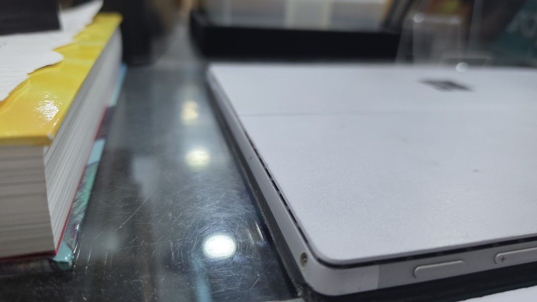 Surface Pro (Category: Laptops & Notebooks) located in Kuala Lumpur. Submitted by johanaziz (Listing ID 1464270299, Image 3). Description: Microsoft Surface Pro 5 i7, 16GB, 512GB nota : Sila lihat gambar, screen ada sikit watermark. Tapi tak rosak. Semua elok. Hanya dapat Laptop, keyboard dan orginal charger..