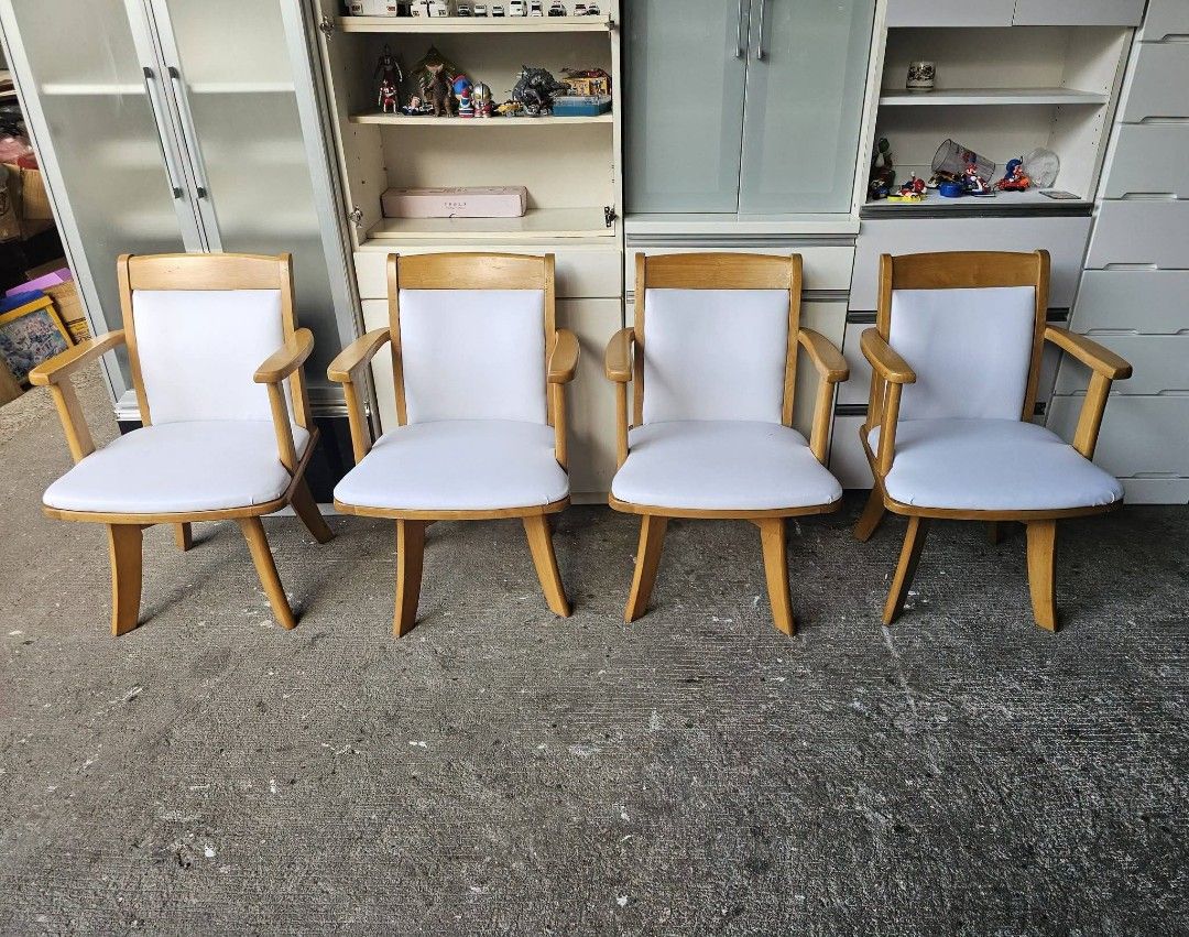 Swivel Chair (Category: Chairs) located in Meycauayan. Submitted by marygracecasimiro (Listing ID 1464276345, Image 1). Description: Swivel Chair ‼️₱9,800 Takes All‼️ ✔️L-21 H-15/31.5 W-17/18 Inches 📐 ✔️Solidwood 🪵 ✔Scratches As-is! 👌💚.