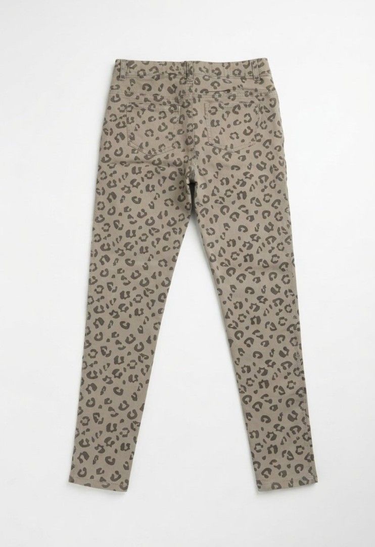 Taupe Leopard Print Slim-Fit Pants (Category: Jeans) located in Davao. Submitted by sivisby (Listing ID 1464230694, Image 2). Description: 🔥 Details & Features: • Pattern: Subtle greyish-brown / taupe leopard spot print • Design: Classic 5-pocket denim cut with single button closure and zip fly • Fit: Straight / Slim fit 📐 Measurements:• Waist: 30 inches (Fits Medium to Medium/Large)• Length: 37 inches ✨ Condition: Excellent condition, no flaws