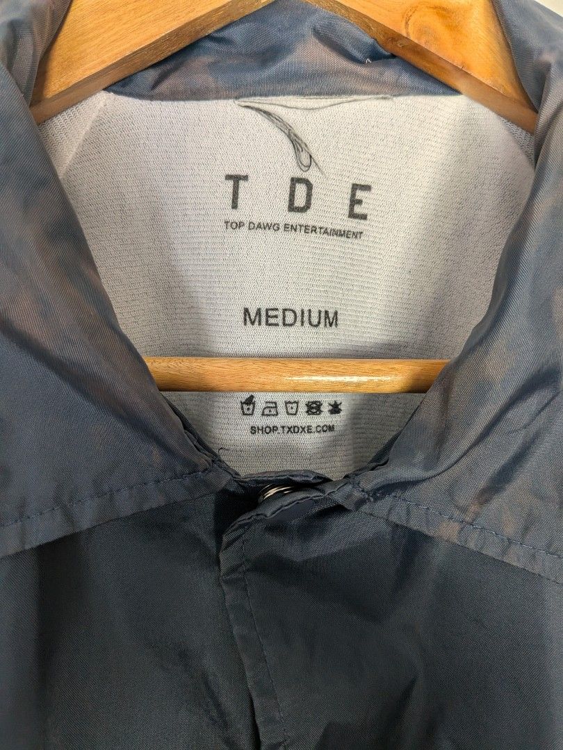 TDE Top Dawg Entertainment "Blank Face" Coach Jacket (Category: Coats, Jackets and Outerwear) located in Paniqui. Submitted by fndrs.kprs.ph (Listing ID 1464166743, Image 2). Description: T.D.E Coach Jacket Size on tag: Medium 23x26.5 Color rate: 9.5/10 Condition: 8.5/10 Issue: Bleach stain on shoulder part.