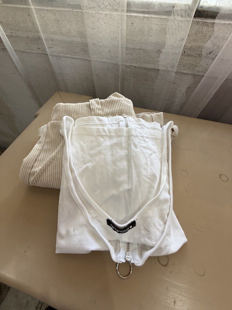 Terranova White Zipper Tank Top Size M (Category: Sleeveless) located in Cabuyao City. Submitted by arral (Listing ID 1464236777, Image 2). Description: - Brand: Terranova - Item: White Tank Top - Size: Medium (M) - Features: Zipper detail with ring pull in the front - Style: Casual wear, versatile for layering (e.g., with overalls) or wearing solo.