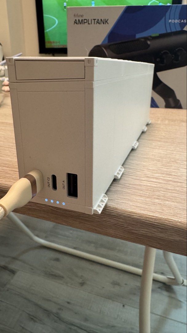 Tesla 1:40 Megapack 充電器 （分類：電池及充電器）位於 Hong Kong。 由 lingeringky 提交（商品編號 1464172286，圖片 3）。簡介： 99%新，只試input冇用過output 原價$750 詳情可去tesla網站睇： https://shop.tesla.com/zh_hk/product/1_40-scale-megapack-charger。