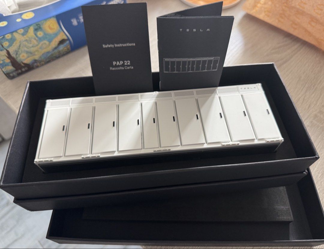 Tesla 1:40 Megapack 充電器 （分類：電池及充電器）位於 Hong Kong。 由 lingeringky 提交（商品編號 1464172286，圖片 1）。簡介： 99%新，只試input冇用過output 原價$750 詳情可去tesla網站睇： https://shop.tesla.com/zh_hk/product/1_40-scale-megapack-charger。