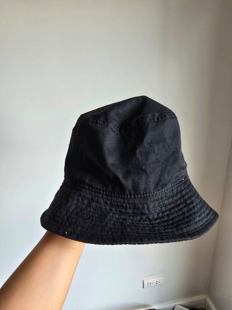 The Hobbit Motion Picture Trilogy Bucket Hat (Category: Caps & Hats) located in Paranaque City. Submitted by incognitopawikan (Listing ID 1464157051, Image 2). Description: - Bought in Hobbiton in New Zealand - Black bucket hat from The Hobbit Motion Picture Trilogy - Features embroidered text and graphics - Great for fans of the movies - One size fits most - A cool accessory for any outfit.