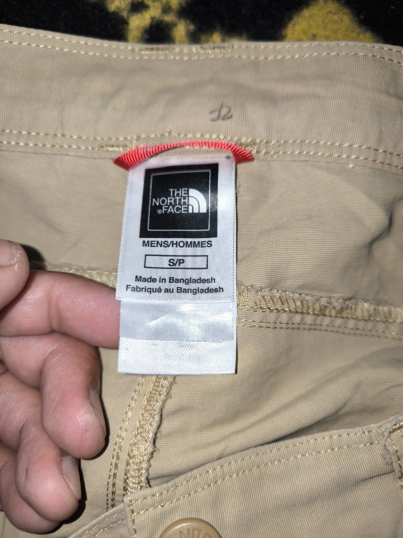 The North Face Men's Cargo Short (Category: Shorts) located in Manila. Submitted by fljaoti27 (Listing ID 1464260452, Image 3). Description: TNF Cargo short Small on tag best fit Medium.