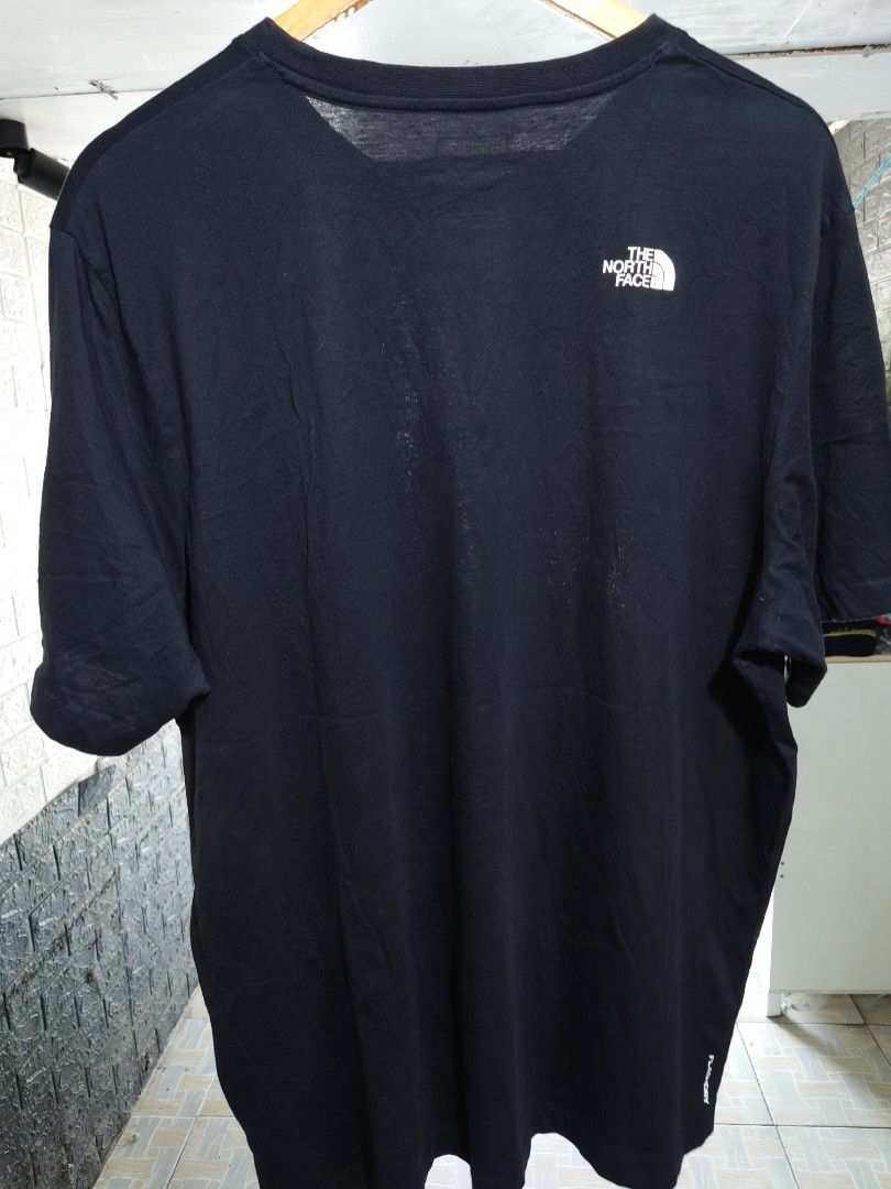 The North Face tshirt thrift (Category: Tshirts & Polo Shirts ) located in Paranaque City. Submitted by emzeicool48572 (Listing ID 1464184217, Image 2). Description: Size: Large to XL (24x29 inch) Material: Cotton Color: Black color rate: 9/10 Condition: 9/10 (minimal signs of use on neckline) 📍Tambo Paranaque 💸Payment: Pay Maya only 📦🚚 Delivery: Lalamove or j&t (order mo book mo) No return policy Buy at your own risk Don't expect too much fr