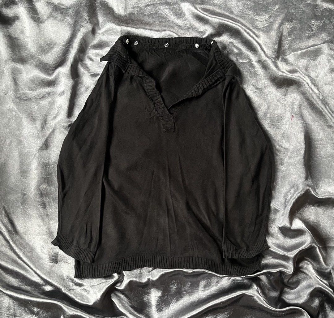 THEORIA Striped Collar Sweater (Category: Longsleeves) located in Cavite. Submitted by bellewii (Listing ID 1464290967, Image 2). Description: - Black sweater with a stylish layered look - White pinstripe collar with button-up detail - Long sleeves - Perfect for smart casual outfits - Inner Detachable .