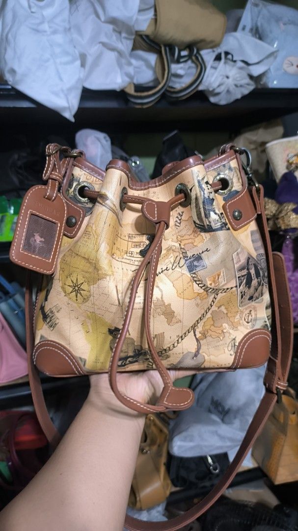 Tinniwinnie Bucket Bag (Category: Cross-body Bags) located in Quezon City. Submitted by 88bagelya_ni_rhen88 (Listing ID 1464172058, Image 1). Description: preloved from japan .
