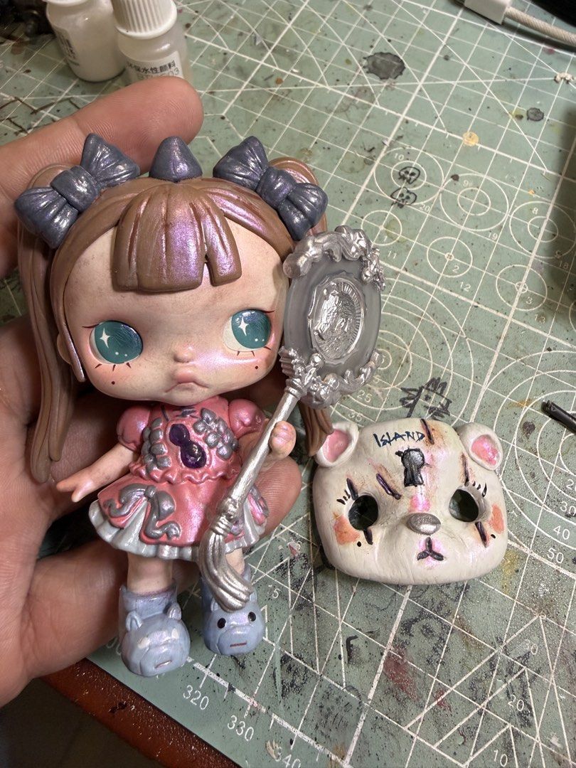 TINYTINY .TRACE (Category: Toy Figures) located in Singapore. Submitted by mr_black313 (Listing ID 1464277419, Image 3). Description: customize of tinytiny ， idea from tinytiny TRACE by BLACKMILK STORE - MAGNET aatached mask -weathering effect -shining surface coating .
