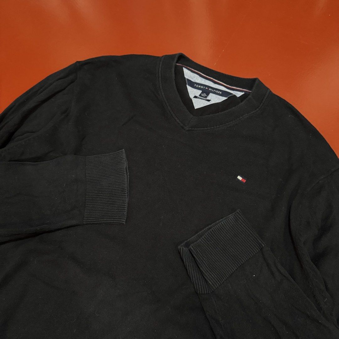 TOMMY HILFIGER KNITTED SWEATER (Category: Coats, Jackets and Outerwear) located in Pasig City. Submitted by buzzthrifty (Listing ID 1464248266, Image 2). Description: SIZE 2-3XL 26x29 EXCELLENT CONDITION .