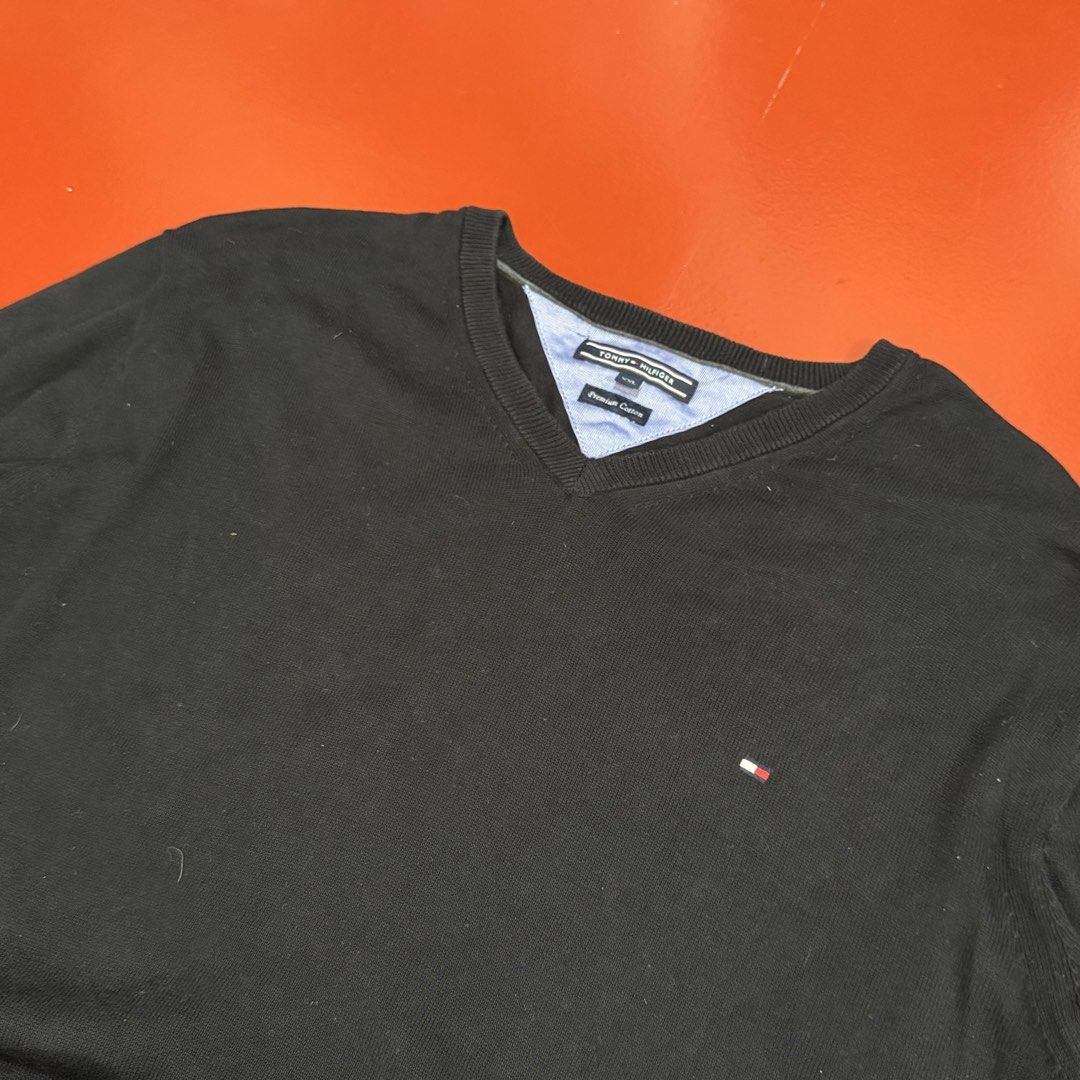 TOMMY HILFIGER KNITTED SWEATER (Category: Coats, Jackets and Outerwear) located in Pasig City. Submitted by buzzthrifty (Listing ID 1464250099, Image 2). Description: SIZE M-L 22x28 GOOD AS NEW .