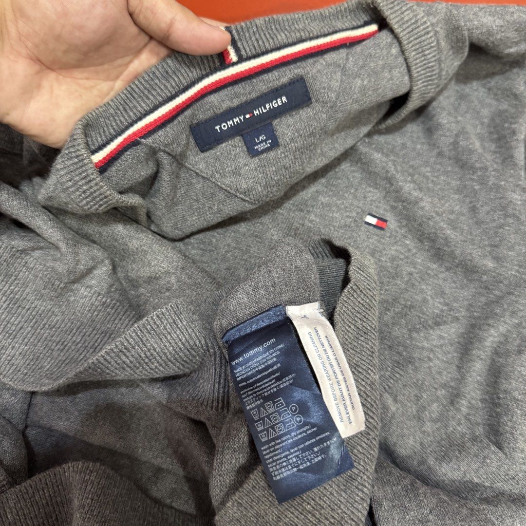 TOMMY HILFIGER KNITTED SWEATER (Category: Coats, Jackets and Outerwear) located in Pasig City. Submitted by buzzthrifty (Listing ID 1464257651, Image 3). Description: SIZE M-L 21x27 EXCELLENT CONDITION NEEDS WASH .