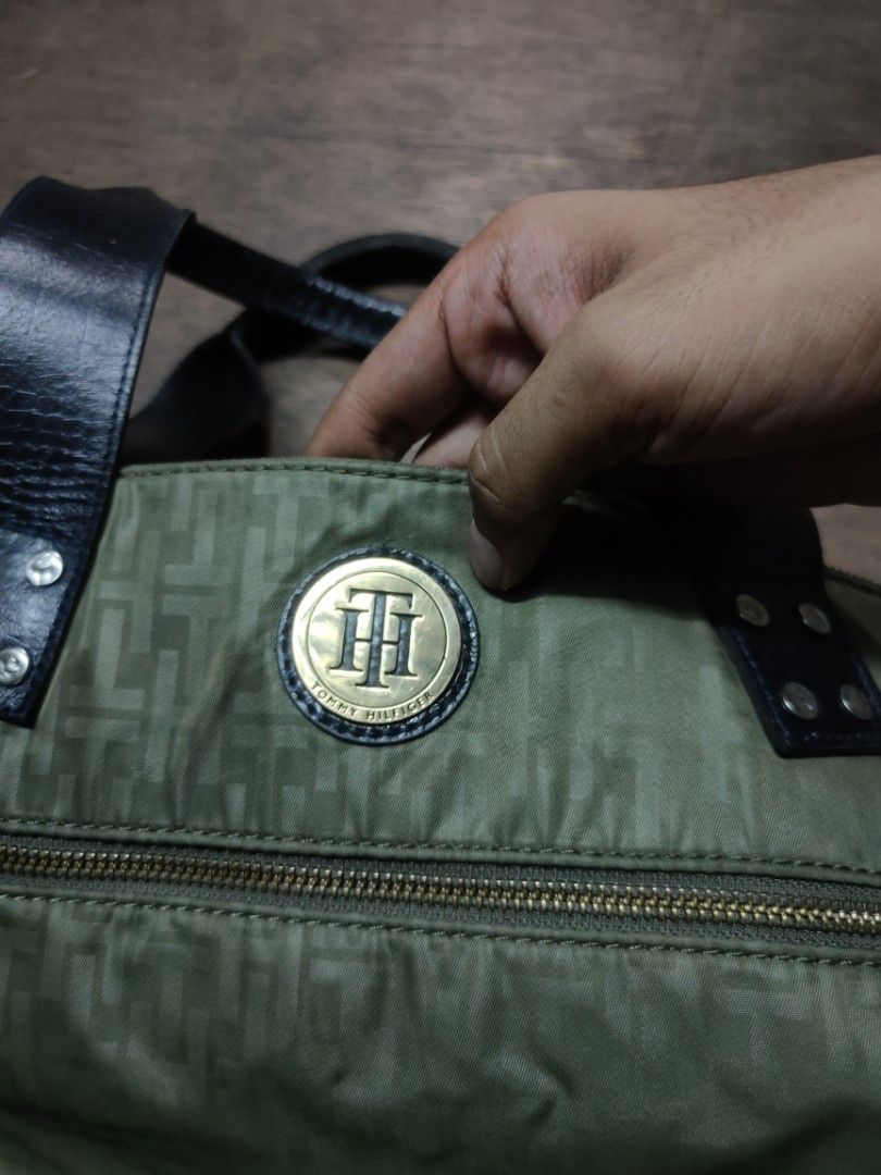 Tommy Hilfiger Shoulder Bag (Category: Luxury Bags & Wallets) located in Manila. Submitted by montillano25396 (Listing ID 1464314560, Image 2). Description: Tommy Hilfiger Shoulder Bag Size: Large Good Condition✨ issue: minimal stain.