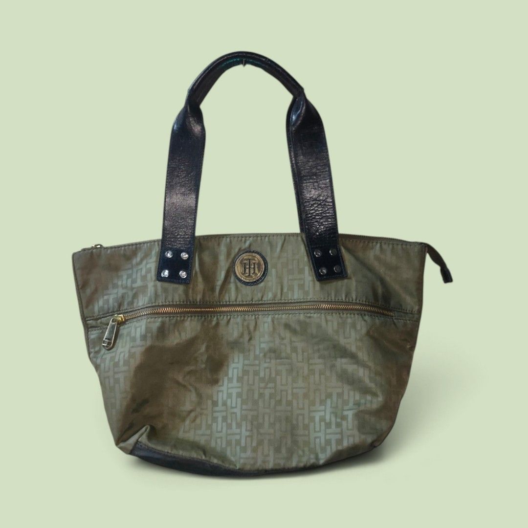 Tommy Hilfiger Shoulder Bag (Category: Luxury Bags & Wallets) located in Manila. Submitted by montillano25396 (Listing ID 1464314560, Image 1). Description: Tommy Hilfiger Shoulder Bag Size: Large Good Condition✨ issue: minimal stain.