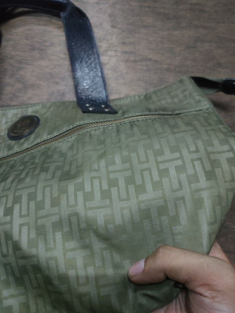 Tommy Hilfiger Shoulder Bag (Category: Luxury Bags & Wallets) located in Manila. Submitted by montillano25396 (Listing ID 1464314560, Image 3). Description: Tommy Hilfiger Shoulder Bag Size: Large Good Condition✨ issue: minimal stain.