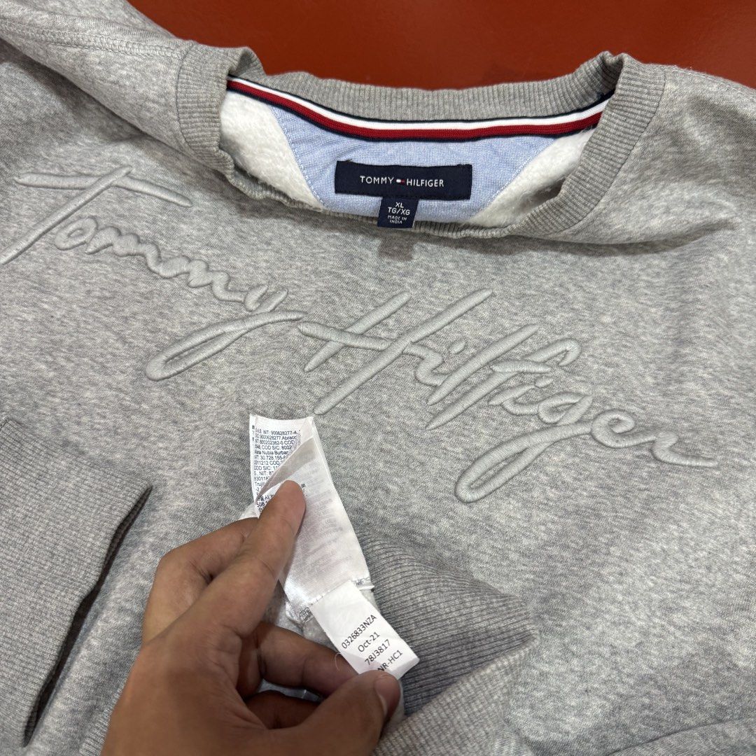 TOMMY HILFIGER SWEATER (Category: Coats, Jackets and Outerwear) located in Pasig City. Submitted by buzzthrifty (Listing ID 1464258433, Image 3). Description: SIZE L-XL 24x28 GOOD AS NEW .