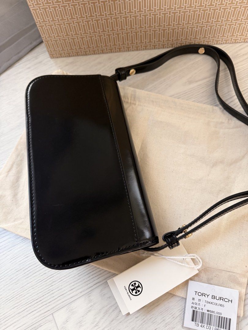 Tory Burch Black spazzolato (Category: Luxury Bags & Wallets) located in Navotas City. Submitted by k.6549 (Listing ID 1464169481, Image 3). Description: - Tory Burch black convertable leather shoulder bag - Comes with original dust bag and shopping bag - Interior is clean - Versatile for day or night use.
