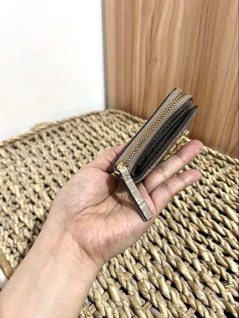 Tory Burch Britten Small Wallet (Category: Luxury Bags & Wallets) located in Cainta. Submitted by thedesignerpurse.mnl (Listing ID 1460021843, Image 3). Description: 📖MAKE READING A HABIT ✅ pls check photos for the condition 💯authentic! money back if proven fake!! ! *color may vary depending on lightning 💯Legit Seller(pls check my reviews/rating) 🏡Loc: Cainta (lalamove/grab ready) 💵MOP: BPI BDO AND GCASH ONLY (WAG NA MAGHANAP NG IBA) ❌NO MEE