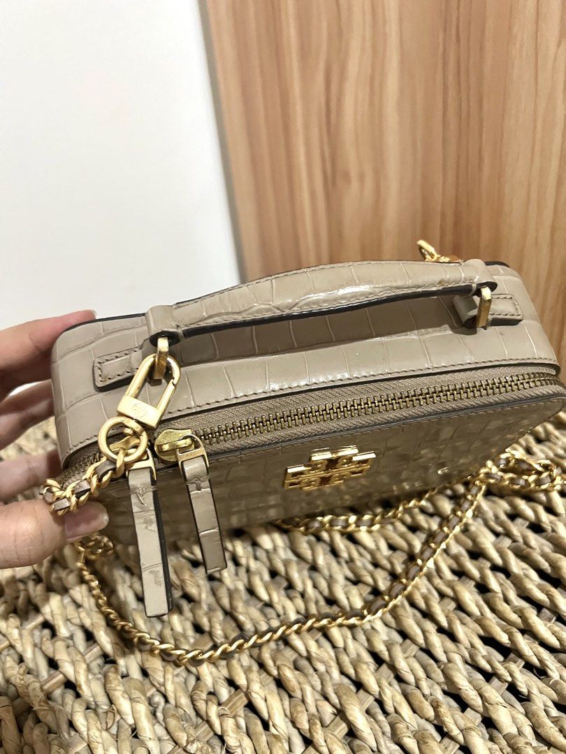 Tory Burch Britten Top Handle Bag (Category: Luxury Bags & Wallets) located in Antipolo. Submitted by thedesignerpurse.mnl (Listing ID 1457392839, Image 3). Description: 📖MAKE READING A HABIT ✅ in good condition with sign if usage pls check photos 💯authentic! money back if proven fake!! ! *color may vary depending on lightning 💯Legit Seller(pls check my reviews/rating) 🏡Loc: Cainta (lalamove/grab ready) 💵MOP: BPI BDO AND GCASH ONLY (WAG NA M