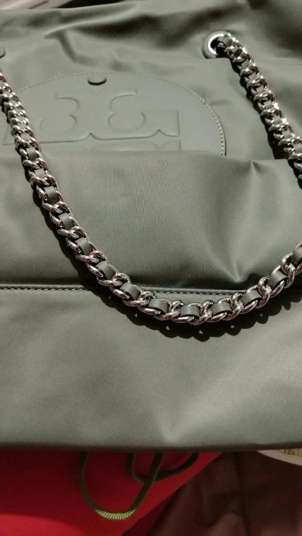 Tory Burch Ella Chain Tote BN (Category: Tote Bags) located in Cainta. Submitted by lbvs3 (Listing ID 1464256076, Image 2). Description: Tory Burch Ella Chain Tote - RFS: decluttering - Brand New - Negotiable price :) - Durable nylon material - Iconic Tory Burch logo on the front - Chic chain strap for stylish carrying - Comes with original Tory Burch shopping bag - Ideal for everyday errands or travel - MOP: bank transfer (BDO) or Gcash - Buyer 