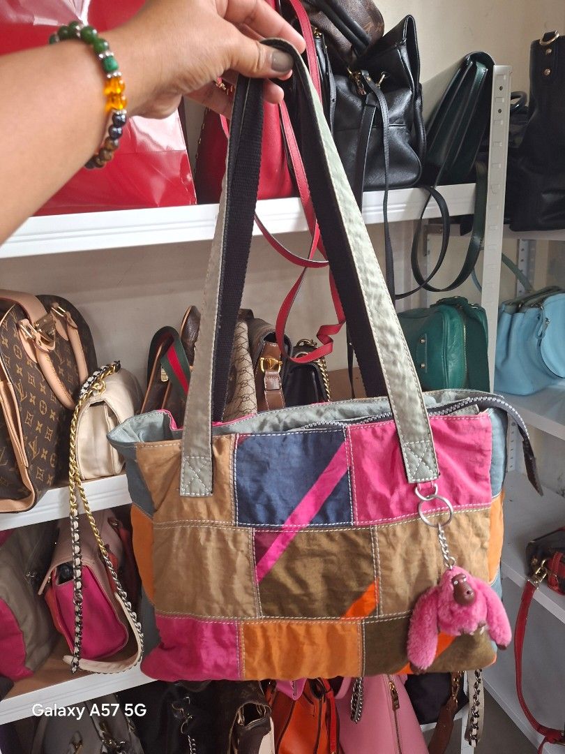 Tote Kipling (Category: Luxury Bags & Wallets) located in Andop. Submitted by deinlakarol_211 (Listing ID 1464144414, Image 1). Description: malinis inside and outside no issue very pretty pa not faded.