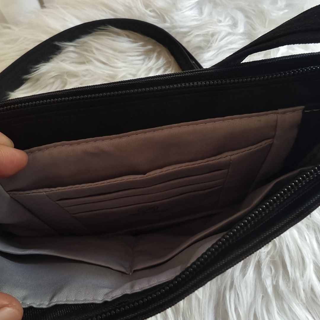Travelon (Category: Cross-body Bags) located in General Santos City (Dadiangas). Submitted by zhia_preloved (Listing ID 1464224513, Image 3). Description: good as new, original no issue.