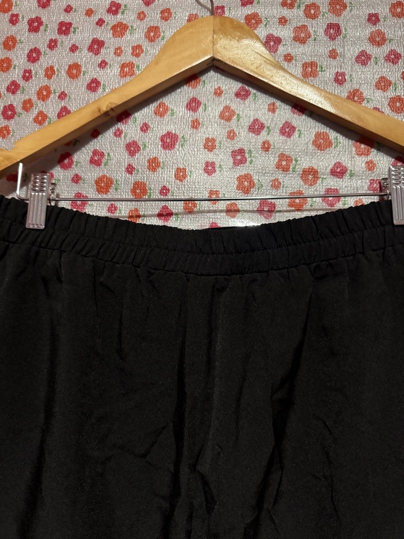 Trouser short with belt (Category: Shorts) located in Bacoor. Submitted by teneleven_apparel (Listing ID 1464282106, Image 3). Description: Size: free size Measurement ( based on measure tape: 38x14 Condition: 📍 Jnt or lalamove.
