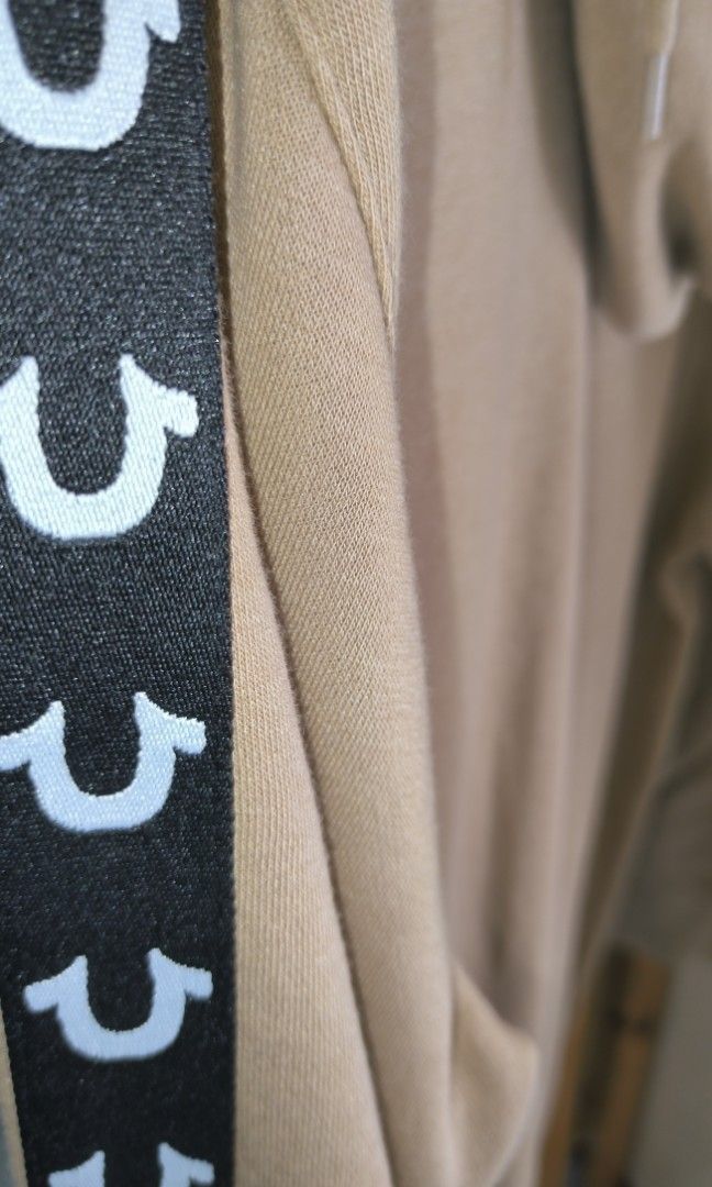 TRUE RELIGION HOODIE (Category: Activewear) located in Manila. Submitted by glanidajamil (Listing ID 1464187616, Image 3). Description: .