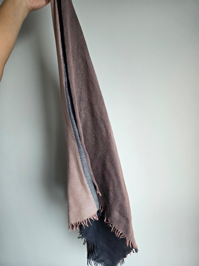 Two-Tone Fringed Scarf (Category: Scarves) located in Paranaque City. Submitted by incognitopawikan (Listing ID 1464170927, Image 1). Description: - Soft scarf with a stylish two-tone design - Features elegant fringed edges - Ideal for staying warm and stylish in cooler weather.