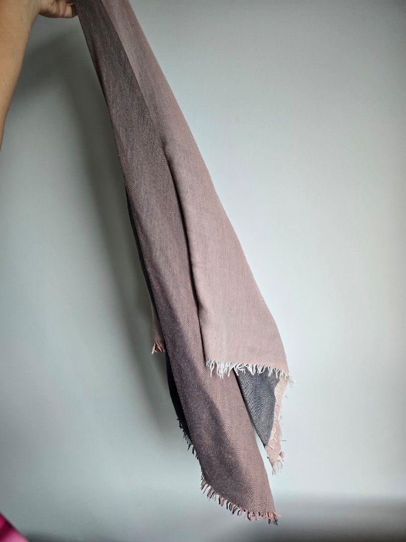 Two-Tone Fringed Scarf (Category: Scarves) located in Paranaque City. Submitted by incognitopawikan (Listing ID 1464170927, Image 3). Description: - Soft scarf with a stylish two-tone design - Features elegant fringed edges - Ideal for staying warm and stylish in cooler weather.